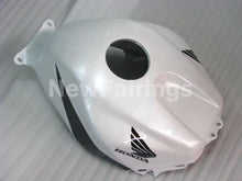 Carica l&#39;immagine nel visualizzatore di Gallery, Black and Pearl White Factory Style - CBR600RR 05-06 Fairing