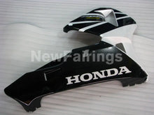 Carica l&#39;immagine nel visualizzatore di Gallery, Black and Pearl White Factory Style - CBR600RR 05-06 Fairing