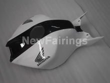 Carica l&#39;immagine nel visualizzatore di Gallery, White and Black PRAMAC - CBR1000RR 06-07 Fairing Kit -